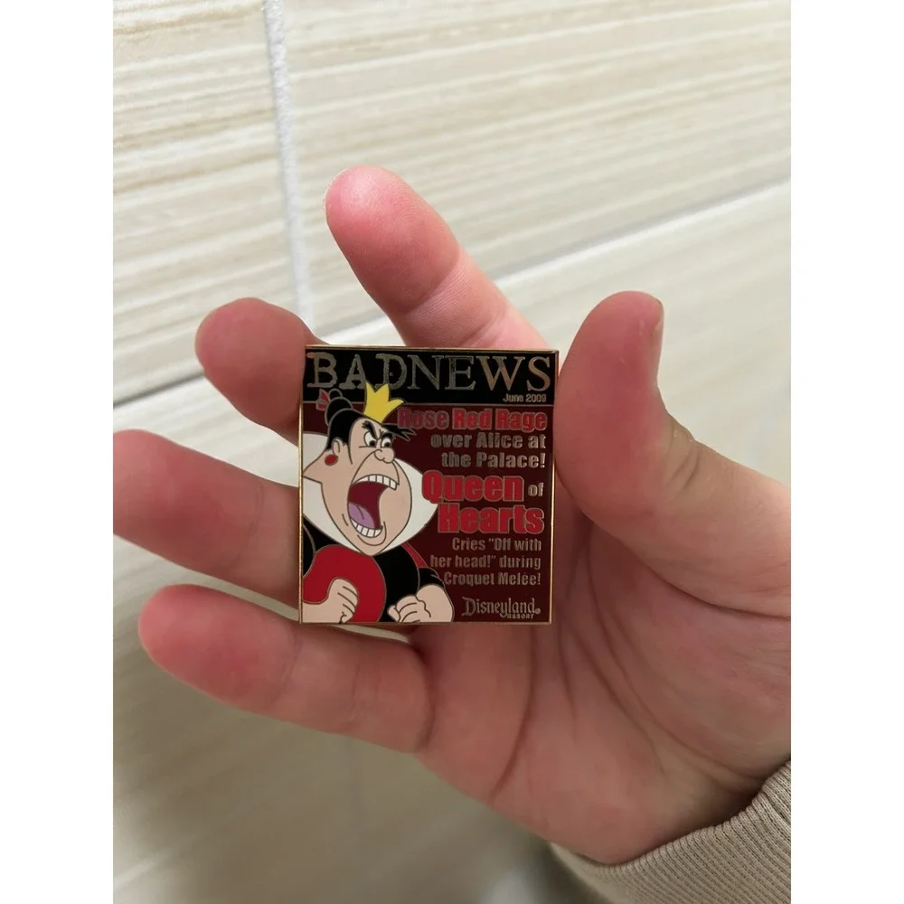 Disney - Bad News Magazine Collection - Queen of Hearts - LE 1000 Pin - DLR